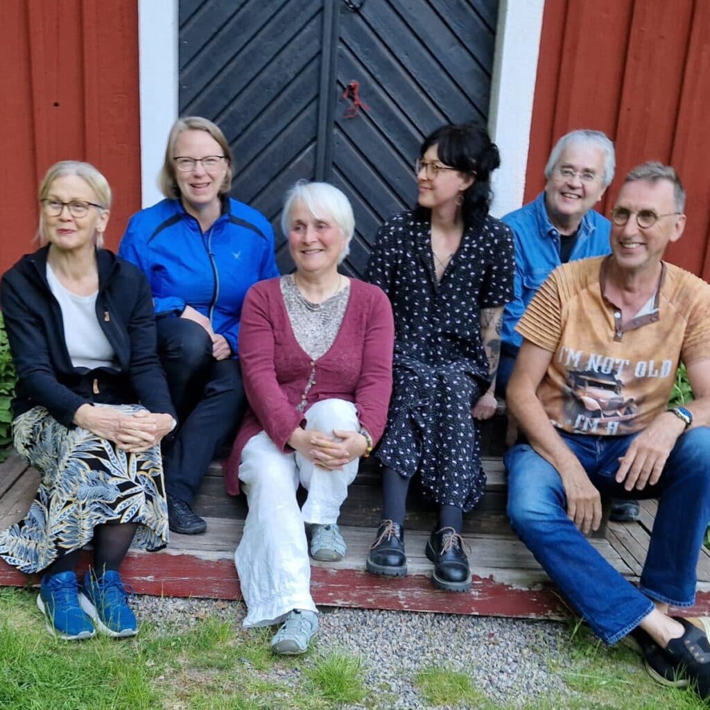 Styrelsen för Naturskyddsföreningen VÀnersborg 2025-2026 sitter pÄ trappan utanför LillÄstugan