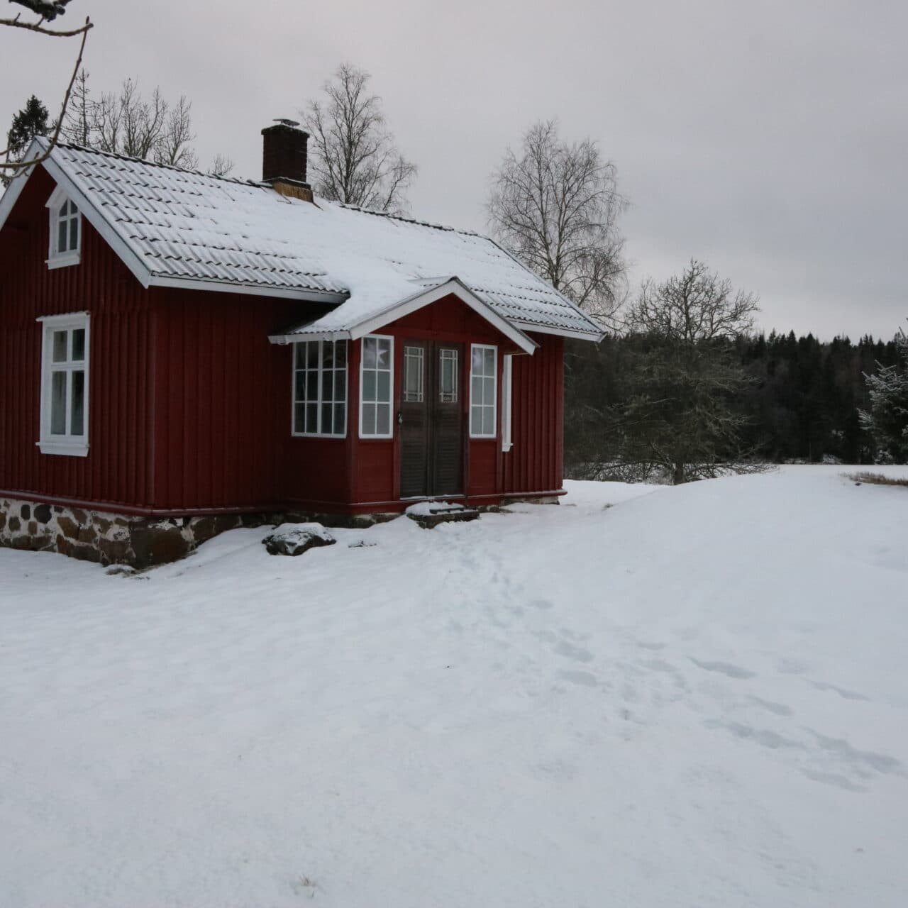 Vinterbild med snötäckt mark på Grinnsjötorp