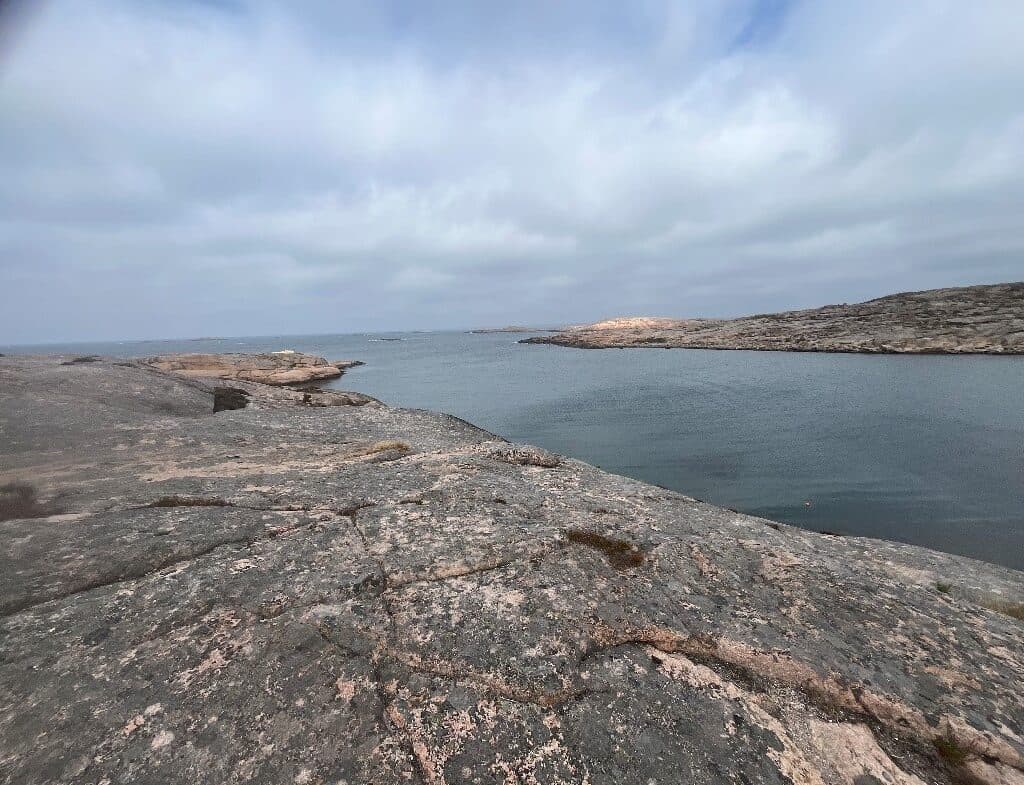 Foto som visar renslipade klippor och hav