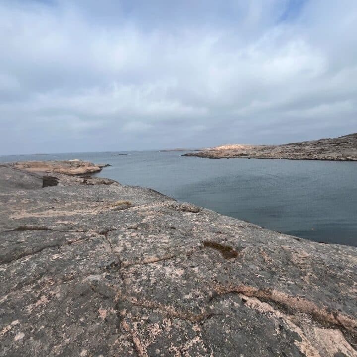 Foto som visar renslipade klippor och hav