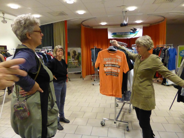 Lena, Inger och Birgitta förbereder inför 2015 års klädbytardag.