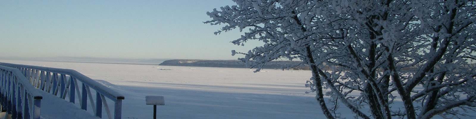 Snötäckt vatten och solsken vid bron ut till Jakoben, jakobs holme.