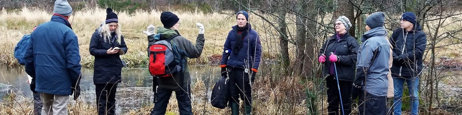 En grupp människor på vandring vid Lillån