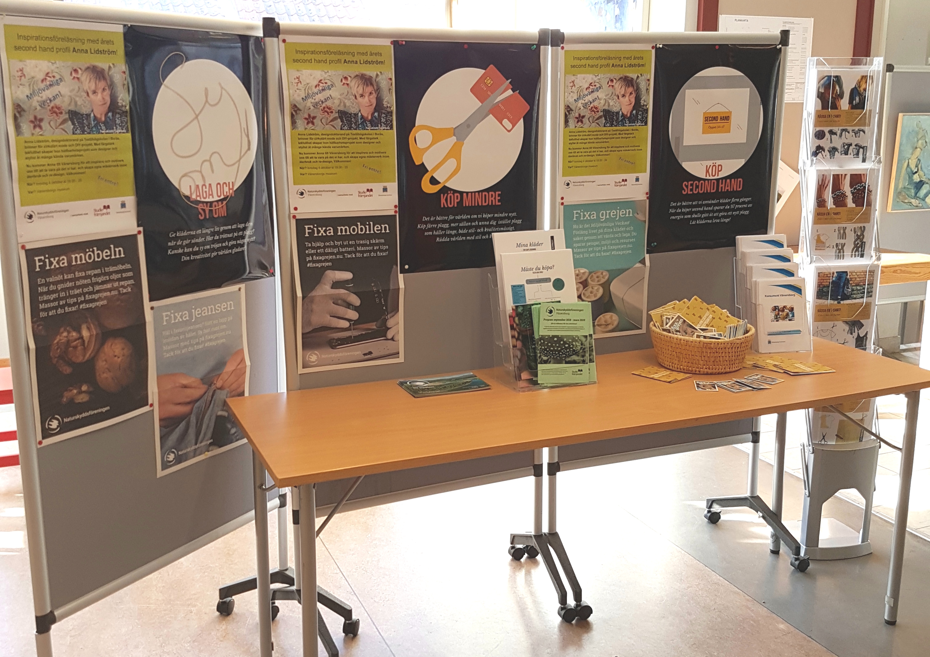 Miljövänliga veckan skärmutställning på biblioteket 2018 med tema fixa grejen
