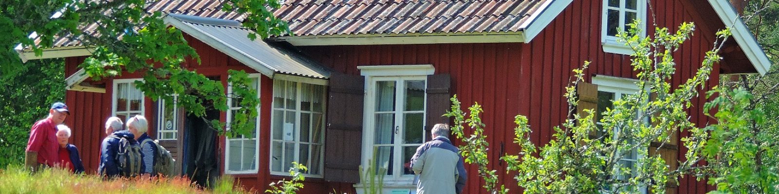 Grinnsjö_torpet med några människor i förgrunden.
