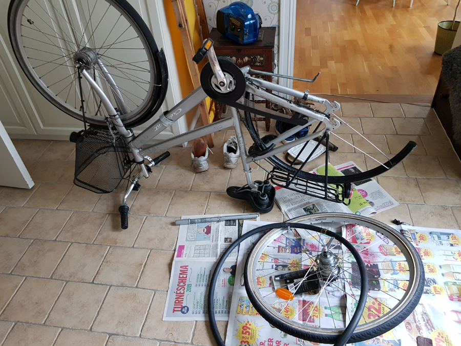cykel med bakhjulet bortmonterat