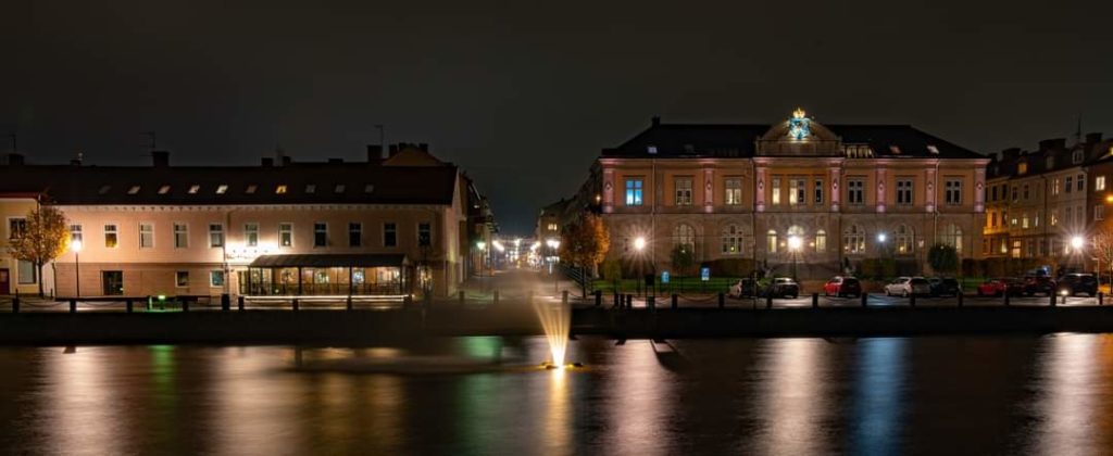 mörkerbild med Hamnkanalen och Riksbankshuset i Vänersborg