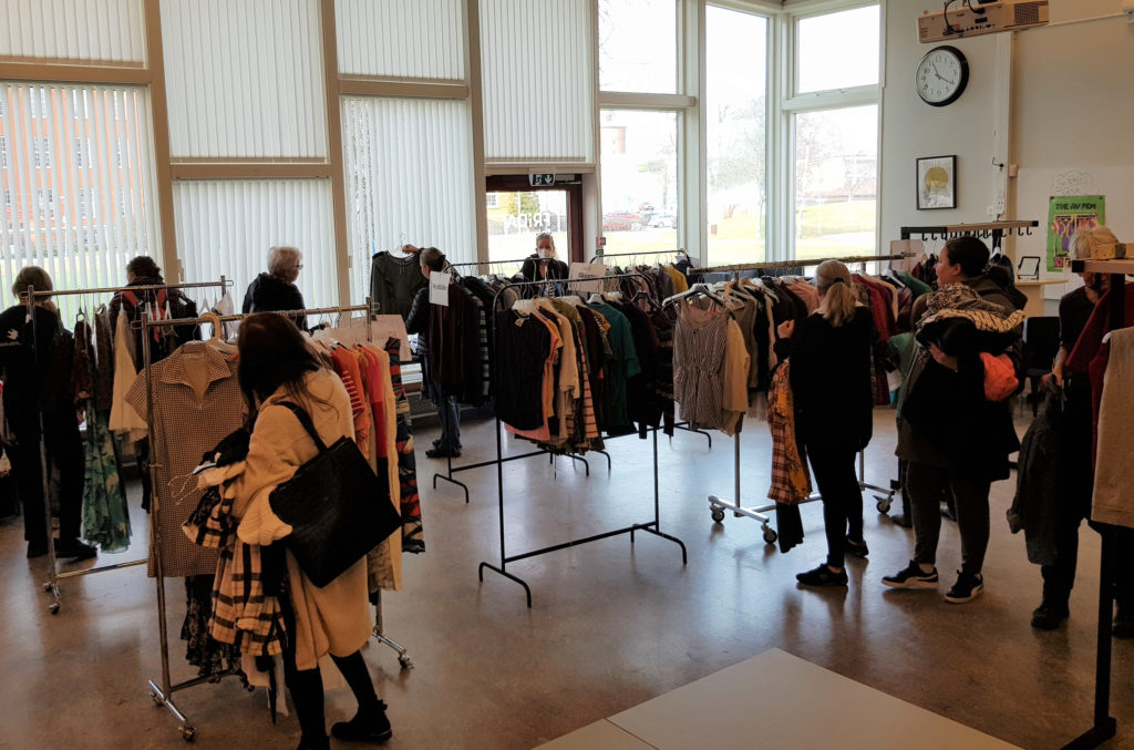 Översiktbild över klädställningar och besökare som letar kläder på klädbytardagen 2022