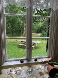 20250728 Lillåstugan Fönster mot öster Vänersborg skadegörelse